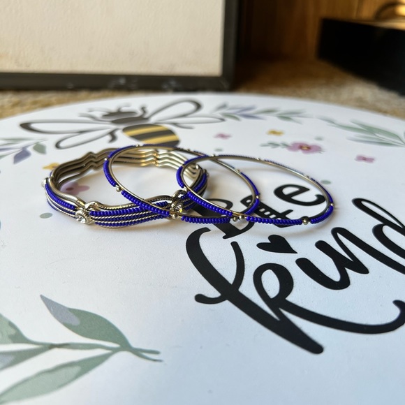 Beautiful set of 3 gold tone bracelets with blue beads - Picture 3 of 15